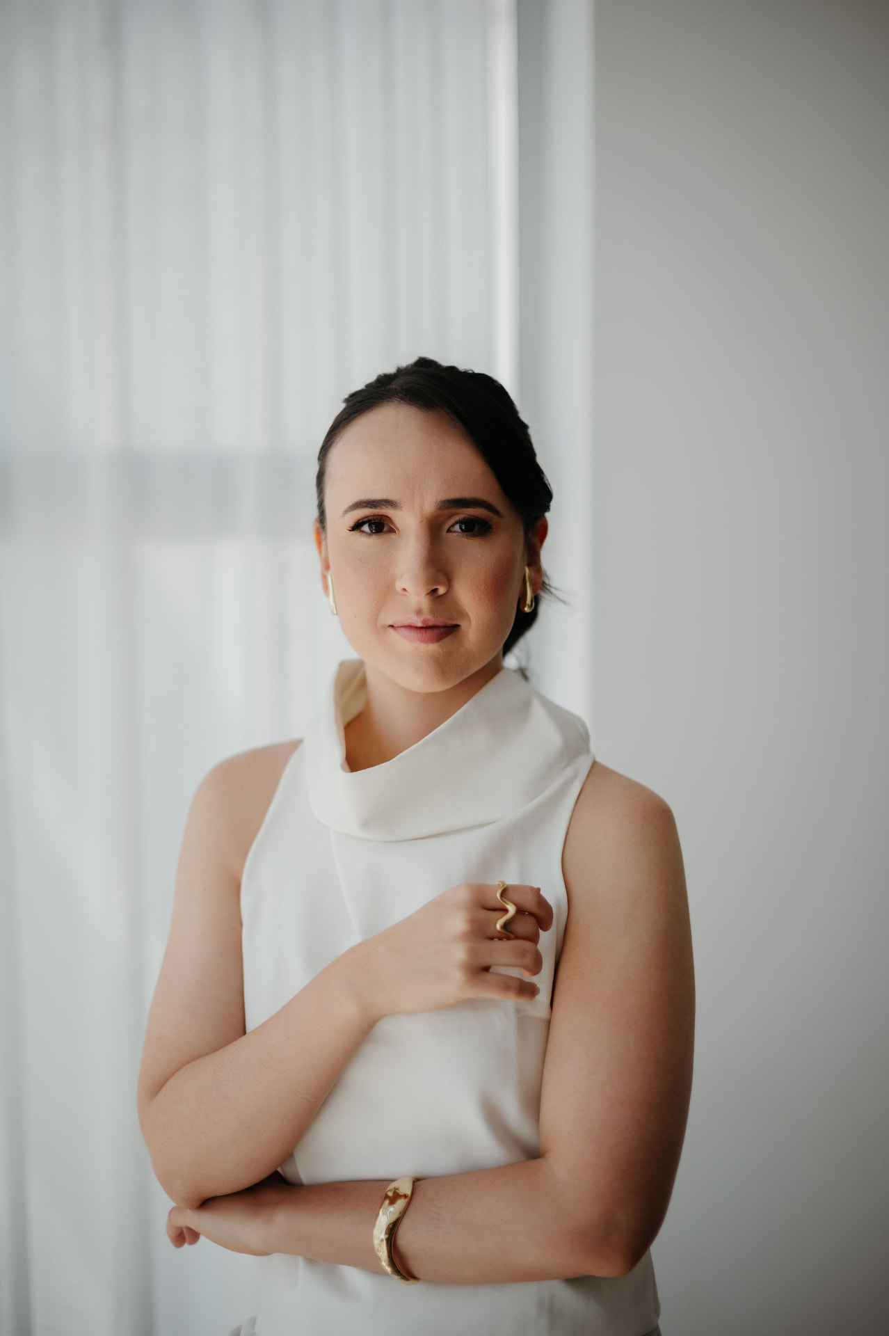 Dra. Carla Moura Fé Elias vestindo branco
